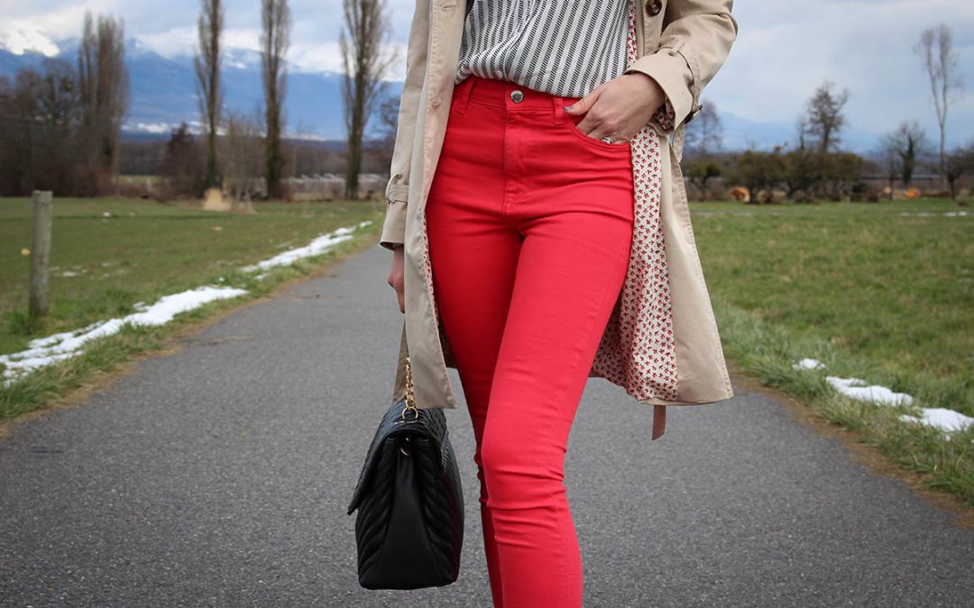 Pantalon rouge et trench